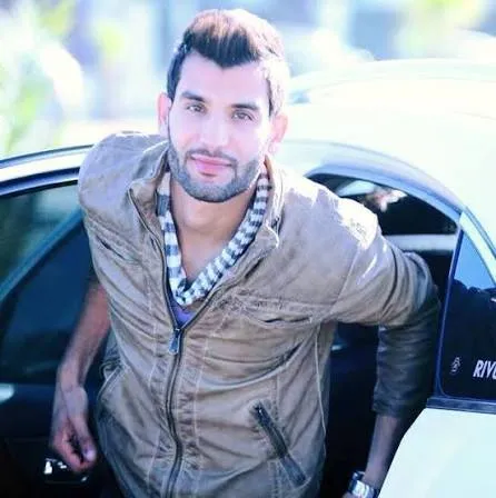 Mr Khalid près d'une voiture